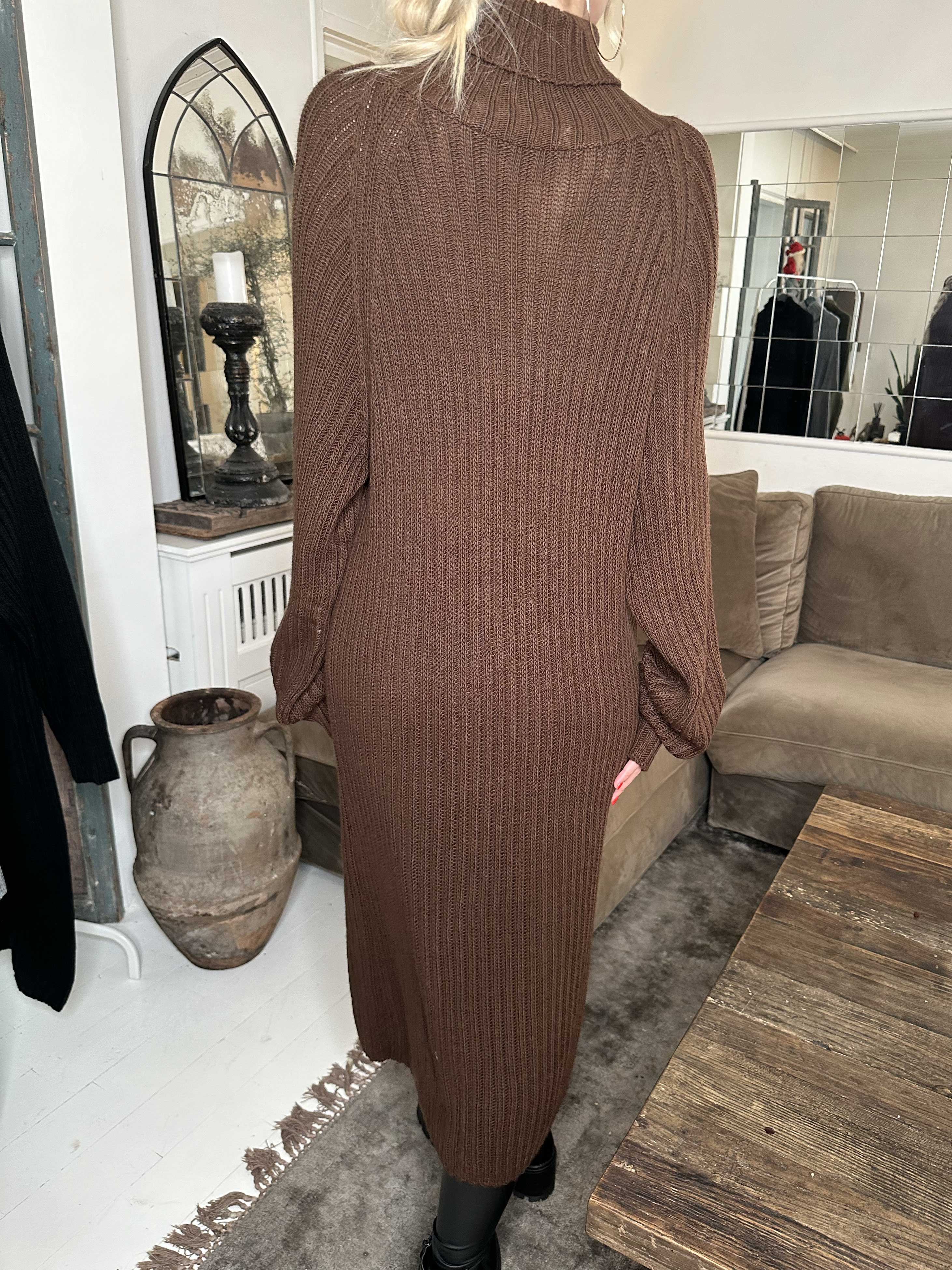 Milu - Lang strikkjole med rib